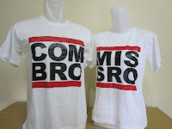 memberikan sepasang baju couple romantis