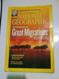 memberikan 2 majalah National Geographic
