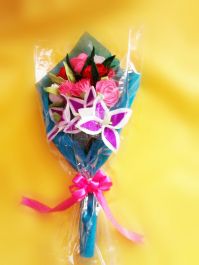 membuatkan hand bouquet flanel cantik untuk hadiah wisuda, ulang tahun, dll